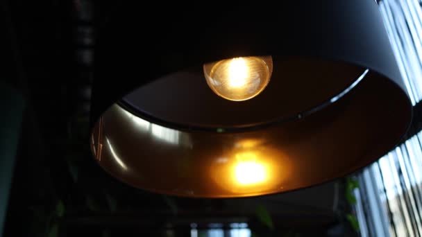 Video Zachycuje Teplou Okolní Scénu Restauraci Krásnou Dekorativní Lampou Vyzařující — Stock video