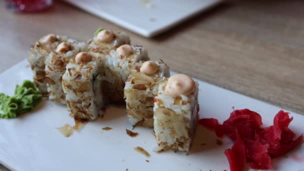 Vídeo Uma Variedade Rolos Sushi Japonês Mostrando Combinação Requintada Peixe — Vídeo de Stock