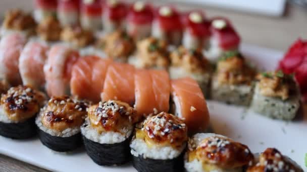 这个视频展示了各种日本寿司卷 展示了新鲜鱼和米的精美组合 这些生机勃勃 精心制作的卷轴反映了日本菜的艺术风格 — 图库视频影像