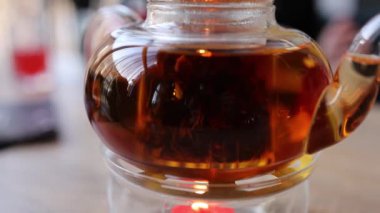 Videoda çay yaprakları bir çaydanlıkta zarifçe kıvrılarak rahatlatıcı ve büyüleyici bir dans yaratıyor. Nazik karışım çay yapımının özünü yakalar..