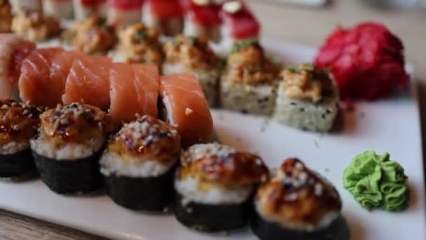 Video Surtido Rollos Sushi Japonés Mostrando Exquisita Combinación Pescado Fresco — Vídeo de stock