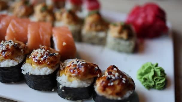 这个视频展示了各种日本寿司卷 展示了新鲜鱼和米的精美组合 这些生机勃勃 精心制作的卷轴反映了日本菜的艺术风格 — 图库视频影像