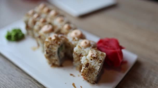 このビデオは 新鮮な魚と米の絶妙な組み合わせを紹介する日本の寿司ロールの品揃えです 活気あふれる細工されたロールは 日本の料理の芸術性を反映しています — ストック動画