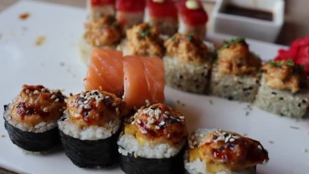 このビデオは 新鮮な魚と米の絶妙な組み合わせを紹介する日本の寿司ロールの品揃えです 活気あふれる細工されたロールは 日本の料理の芸術性を反映しています — ストック動画