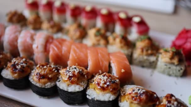 Video Surtido Rollos Sushi Japonés Mostrando Exquisita Combinación Pescado Fresco — Vídeos de Stock