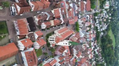 Yukarıdan güzel bir manzara, İHA 'dan turuncuya, fayanslı evler. Alman kasabası Bad Saulgau 'nun en iyi manzarası. Kilisenin çatısı ve sokakları. Şehrin merkez meydanı. Dikey görünüm.