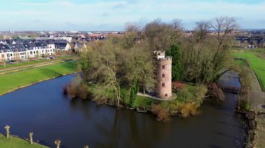 Schonauwen Şatosu, Hollanda 'nın Utrecht eyaletindeki Kasteel Schonauwen olarak bilinir. Yukarıdan güzel bir manzara. Güzel Hollanda kanalları suyla doludur..