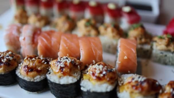 Video Sortimentu Japonských Sushi Rohlíků Představující Vynikající Kombinaci Čerstvé Ryby — Stock video