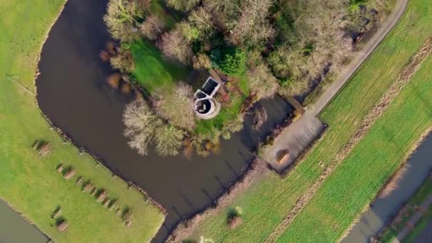 オランダのユトレヒト州のカステル シュノーウェンとして地元で知られているシュノーウェン城 上からの美しい眺め 美しいオランダの運河は水で満たされています — ストック動画