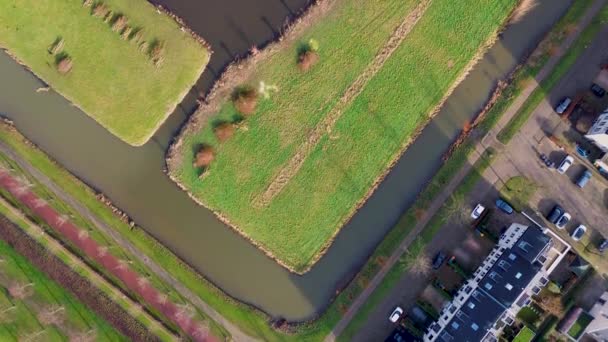 オランダのユトレヒト州のカステル シュノーウェンとして地元で知られているシュノーウェン城 上からの美しい眺め 美しいオランダの運河は水で満たされています — ストック動画