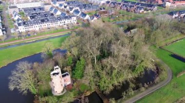 Schonauwen Şatosu, Hollanda 'nın Utrecht eyaletindeki Kasteel Schonauwen olarak bilinir. Yukarıdan güzel bir manzara. Güzel Hollanda kanalları suyla doludur..