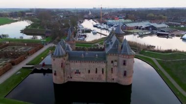 Muiderslot Kalesi 'nin güzel manzarası. Modern Hollanda 'nın en iyi korunmuş ve restore edilmiş ortaçağ şatolarından biri. Muiden 'da yer almaktadır.