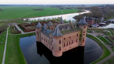 Muiderslot Kalesi 'nin güzel manzarası. Modern Hollanda 'nın en iyi korunmuş ve restore edilmiş ortaçağ şatolarından biri. Muiden 'da yer almaktadır.