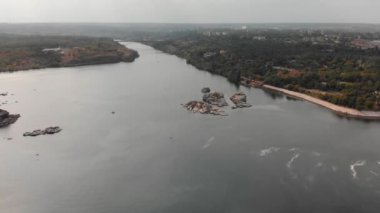 Zaporozhye 'deki Khorytsia adasının güzel manzarası. Dinyeper Nehri ve köprünün insansız hava aracı görüntüsü. Çok katlı binalar, orman. Zaporozhye seti.