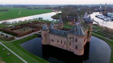 Muiderslot Kalesi 'nin güzel manzarası. Modern Hollanda 'nın en iyi korunmuş ve restore edilmiş ortaçağ şatolarından biri. Muiden 'da yer almaktadır.