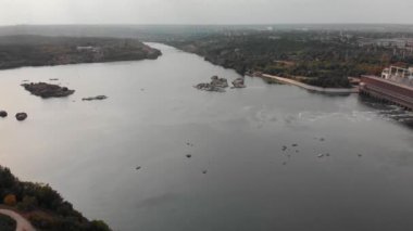 Zaporozhye 'deki Khorytsia adasının güzel manzarası. Dinyeper Nehri ve köprünün insansız hava aracı görüntüsü. Çok katlı binalar, orman. Zaporozhye seti.
