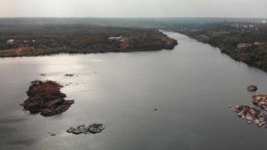 Zaporozhye 'deki Khorytsia adasının güzel manzarası. Dinyeper Nehri ve köprünün insansız hava aracı görüntüsü. Çok katlı binalar, orman. Zaporozhye seti.
