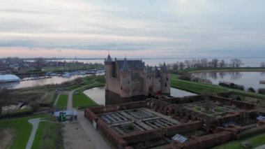 Muiderslot Kalesi 'nin güzel manzarası. Modern Hollanda 'nın en iyi korunmuş ve restore edilmiş ortaçağ şatolarından biri. Muiden 'da yer almaktadır.