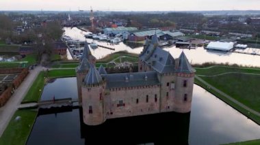 Muiderslot Kalesi 'nin güzel manzarası. Modern Hollanda 'nın en iyi korunmuş ve restore edilmiş ortaçağ şatolarından biri. Muiden 'da yer almaktadır.