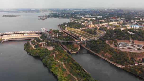 乌克兰最大的水电站 第聂伯河水电站 上方的美丽景色 在俄军被炮轰之前 德涅斯特河已经溃不成军 Zaporozhye视图城市 — 图库视频影像
