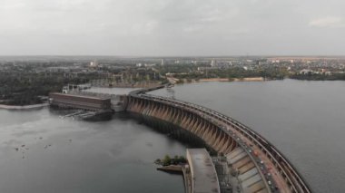 Ukrayna 'nın en büyük hidroelektrik santralinin güzel manzarası Dinyeper Hidroelektrik Santrali. Rus birliklerinin bombalanmasından önceki kusurlar. Zaporozhye 'nin en iyi manzaralı şehri.