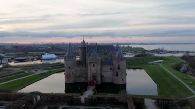 Muiderslot Kalesi 'nin güzel manzarası. Modern Hollanda 'nın en iyi korunmuş ve restore edilmiş ortaçağ şatolarından biri. Muiden 'da yer almaktadır.