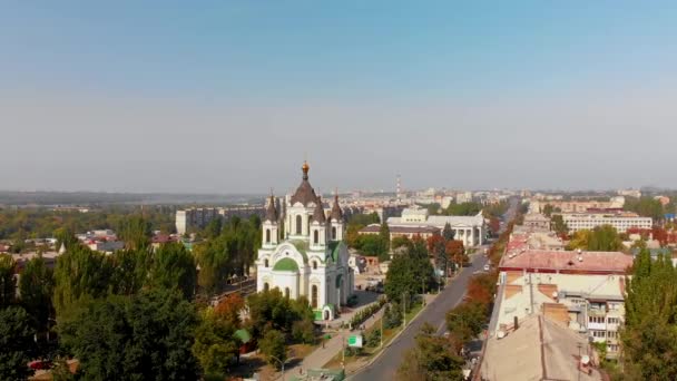 乌克兰Zaporozhye市和东正教大教堂美丽的空中景观 车辆行驶的街道 房子的屋顶 后台工厂和工厂的管道 — 图库视频影像