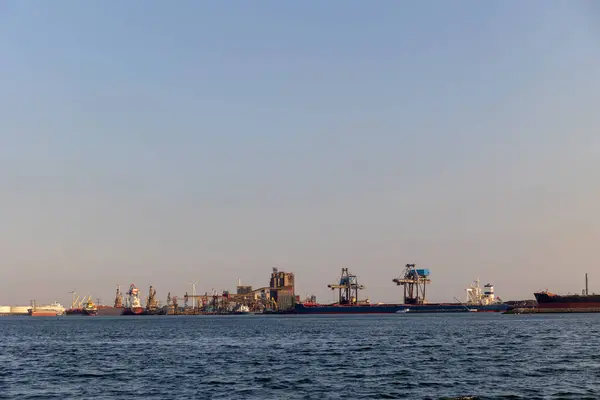 船只漂浮在北海上 后面是风车荷兰的海港 很多装货物的起重机 不同的船舶和驳船 — 图库照片
