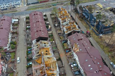 Hostomel, Kyev bölgesi Ukrayna - 09.04.2022: Yıkılmış ve yanmış evlerin üst görüntüsü. Evler roketler ya da Rus askerlerinin mayınlarıyla yıkıldı. Rus işgalinden sonra Ukrayna şehirleri.