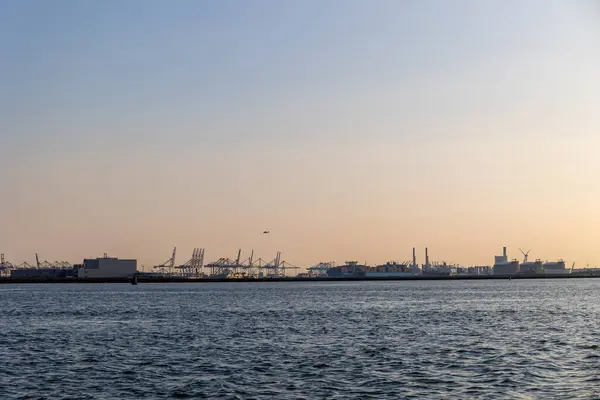 Schiffe Fahren Über Die Nordsee Hintergrund Windmühlen Seehafen Den Niederlanden — Stockfoto