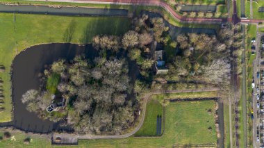 Schonauwen Şatosu, Hollanda 'nın Utrecht eyaletindeki Kasteel Schonauwen olarak bilinir. Yukarıdan güzel bir manzara. Güzel Hollanda kanalları suyla doludur..