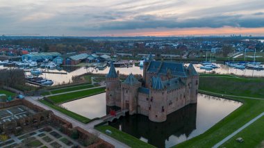 Muiderslot Kalesi 'nin güzel manzarası. Modern Hollanda 'nın en iyi korunmuş ve restore edilmiş ortaçağ şatolarından biri. Muiden 'da yer almaktadır.