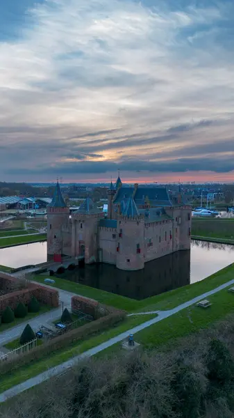Piękny Widok Góry Muiderslot Castle Jeden Najlepiej Zachowanych Odrestaurowanych Średniowiecznych — Zdjęcie stockowe