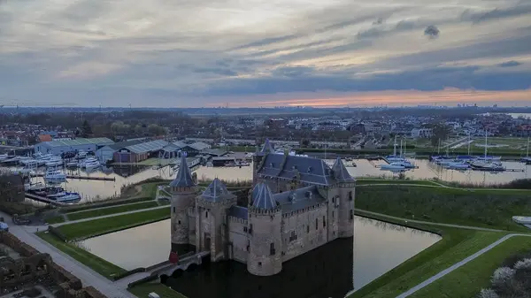 ミューダーロット城の上から美しい景色 近代オランダで最も保存され 復元された中世の城の一つ Muidenに位置する — ストック写真