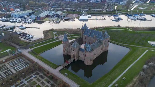 从Muiderslot城堡上方俯瞰美丽的景色 是现代荷兰保存和修复最完好的中世纪城堡之一 位于Muiden — 图库照片
