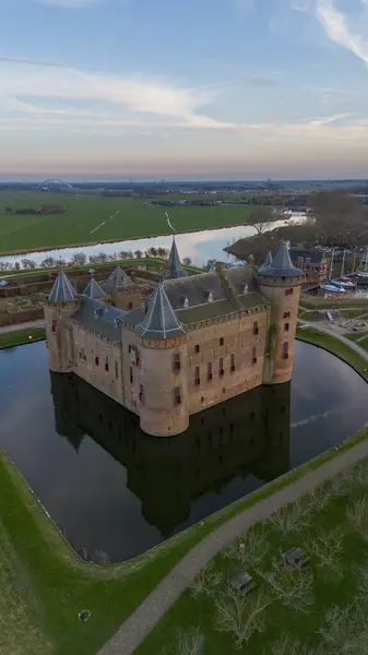 Piękny Widok Góry Muiderslot Castle Jeden Najlepiej Zachowanych Odrestaurowanych Średniowiecznych — Zdjęcie stockowe