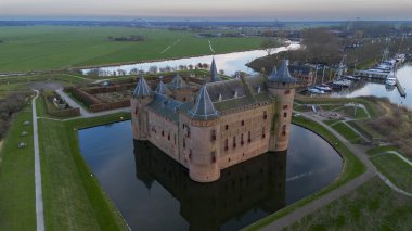 Muiderslot Kalesi 'nin güzel manzarası. Modern Hollanda 'nın en iyi korunmuş ve restore edilmiş ortaçağ şatolarından biri. Muiden 'da yer almaktadır.