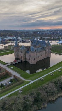Muiderslot Kalesi 'nin güzel manzarası. Modern Hollanda 'nın en iyi korunmuş ve restore edilmiş ortaçağ şatolarından biri. Muiden 'da yer almaktadır.