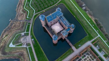 Muiderslot Kalesi 'nin güzel manzarası. Modern Hollanda 'nın en iyi korunmuş ve restore edilmiş ortaçağ şatolarından biri. Muiden 'da yer almaktadır.