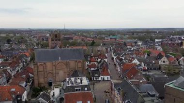 Yukarıdan güzel bir manzara, İHA 'dan turuncuya, fayanslı evler. Hollanda 'nın Wijk bij Duurstede şehrinin en iyi manzarası. Kilisenin çatısı ve sokakları. Şehrin Merkez Meydanı.