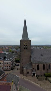 Yukarıdan güzel bir manzara, İHA 'dan turuncuya, fayanslı evler. Hollanda 'nın Wijk bij Duurstede şehrinin en iyi manzarası. Kilisenin çatısı ve sokakları. Şehrin Merkez Meydanı.