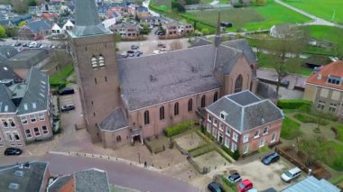 Yukarıdan güzel bir manzara, İHA 'dan turuncuya, fayanslı evler. Hollanda 'nın Wijk bij Duurstede şehrinin en iyi manzarası. Kilisenin çatısı ve sokakları. Şehrin Merkez Meydanı.