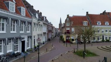 Yukarıdan güzel bir manzara, İHA 'dan turuncuya, fayanslı evler. Hollanda 'nın Wijk bij Duurstede şehrinin en iyi manzarası. Kilisenin çatısı ve sokakları. Şehrin Merkez Meydanı.