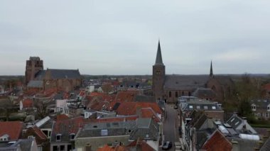 Yukarıdan güzel bir manzara, İHA 'dan turuncuya, fayanslı evler. Hollanda 'nın Wijk bij Duurstede şehrinin en iyi manzarası. Kilisenin çatısı ve sokakları. Şehrin Merkez Meydanı.