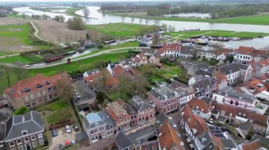 Yukarıdan güzel bir manzara, İHA 'dan turuncuya, fayanslı evler. Hollanda 'nın Wijk bij Duurstede şehrinin en iyi manzarası. Kilisenin çatısı ve sokakları. Güzel yel değirmenleri.