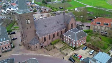 Yukarıdan güzel bir manzara, İHA 'dan turuncuya, fayanslı evler. Hollanda 'nın Wijk bij Duurstede şehrinin en iyi manzarası. Kilisenin çatısı ve sokakları. Şehrin Merkez Meydanı.