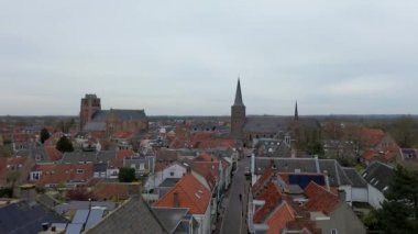 Yukarıdan güzel bir manzara, İHA 'dan turuncuya, fayanslı evler. Hollanda 'nın Wijk bij Duurstede şehrinin en iyi manzarası. Kilisenin çatısı ve sokakları. Şehrin Merkez Meydanı.