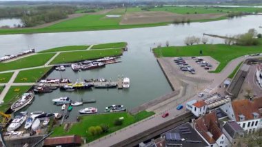 Yukarıdan güzel bir manzara, İHA 'dan turuncuya, fayanslı evler. Hollanda 'nın Wijk bij Duurstede şehrinin en iyi manzarası. Sokaklar. Birçok yat ve tekne körfezde demirli..