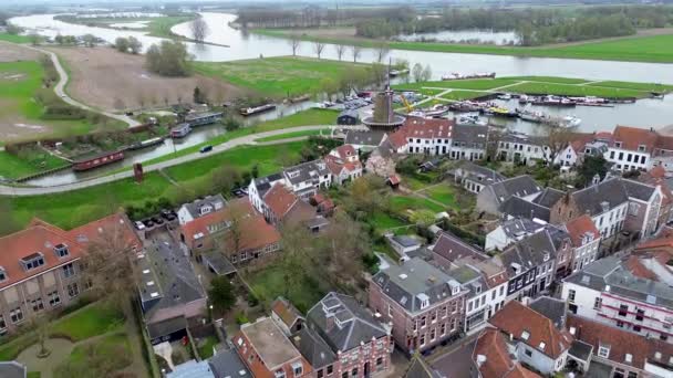 从上方俯瞰美丽的风景 从无人侦察机到橙色的屋顶 布满瓦片的房屋 荷兰城市Wijk Bij Duurstede的全景 教堂的街道和屋顶 美丽的风车 — 图库视频影像