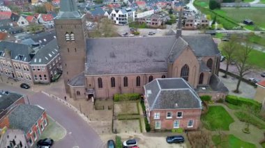 Yukarıdan güzel bir manzara, İHA 'dan turuncuya, fayanslı evler. Hollanda 'nın Wijk bij Duurstede şehrinin en iyi manzarası. Kilisenin çatısı ve sokakları. Şehrin Merkez Meydanı.